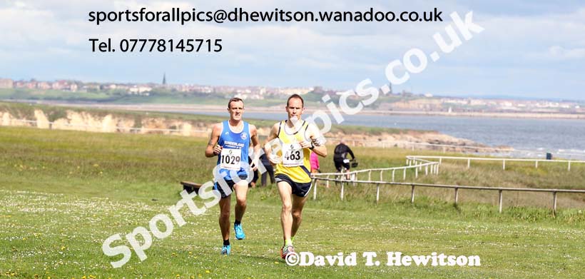 Andy Burn (Jarrow) leads Chris Isherwood (Sunderland) during the Pier to Pier, South Shields. Photo: David: David T. Hewitson/Sports for All Pics